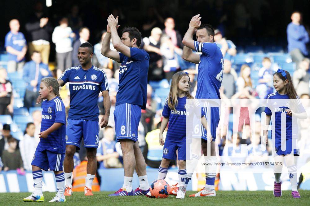 Ashley Cole (L), Frank Lampard (C) and John Terry of Chelsea acknowledge the crowd following the Barclays Premier League match against Norwich at Stamford Bridge Stadium in London, Chelsea FC vs Norwich City, Britain on May 4, 2014. The match ended with a 0-0 draw. (Xinhua Wang Lili)