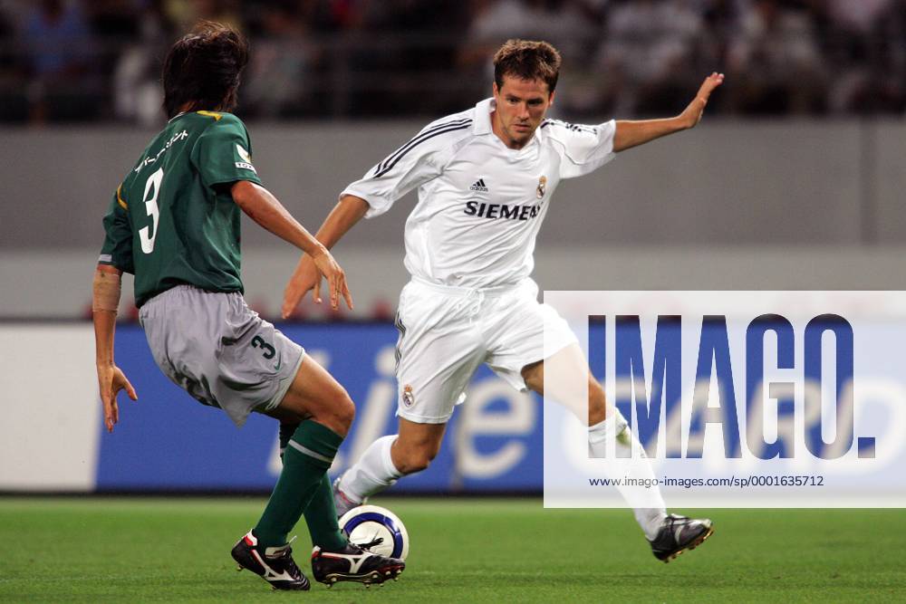 Michael Owen (Real Madrid, re.) gegen einen Gegenspieler von Tokyo Verdy - Fußball Herren Saisonvorbereitung 2005 2006, Vorbereitung, Real Madrid CF, Test, Testspiel, Asientour, Asienreise Gruppe aflo1045 Tokio Dynamik,