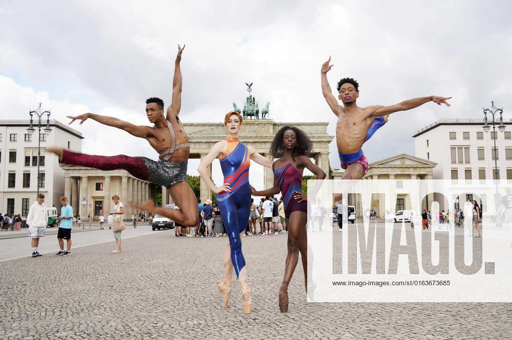 Brandon Gray, Jillian Davis, April Watson and Addison Ector from Complexions Contemporary Ballet at the photo session for the ballet premiere of Star Dust From Bach to Bowie at the Brandenburg Gate Berlin, 26 07 2022 Foto:xT.xBartillax xFuturexImage