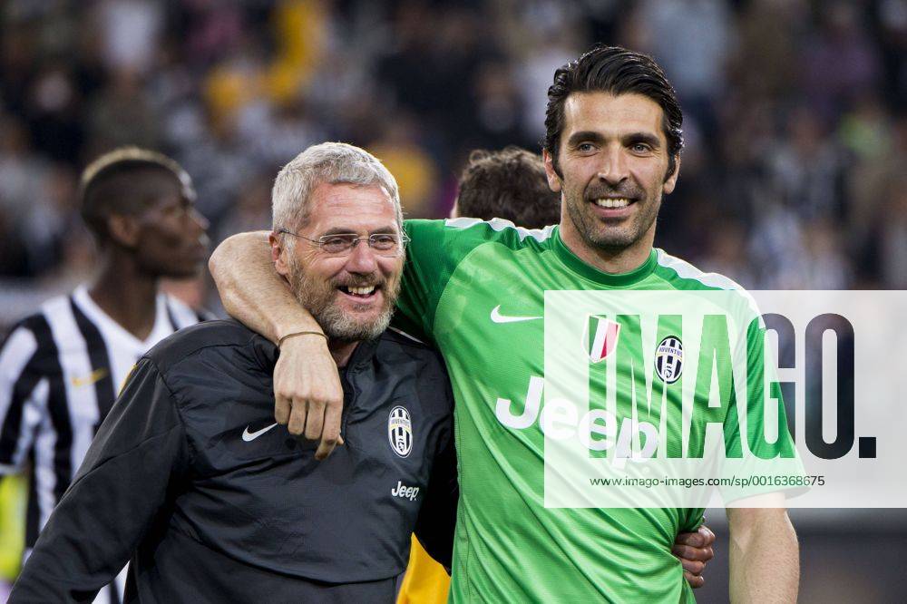 (L-R) Gianluigi Buffon, Paolo Bertelli (Juventus), MAY 5, 2014 - Football Soccer : Athletic Coach Paolo Bertelli and Gianluigi Buffon of Juventus celebrate winning their league title (30th Scudetto) after the Italian Serie A match between Juventus 1-0 Atalanta at Juventus Stadium in Turin, Italy. Noxthirdxpartyxsales ( 20190785)