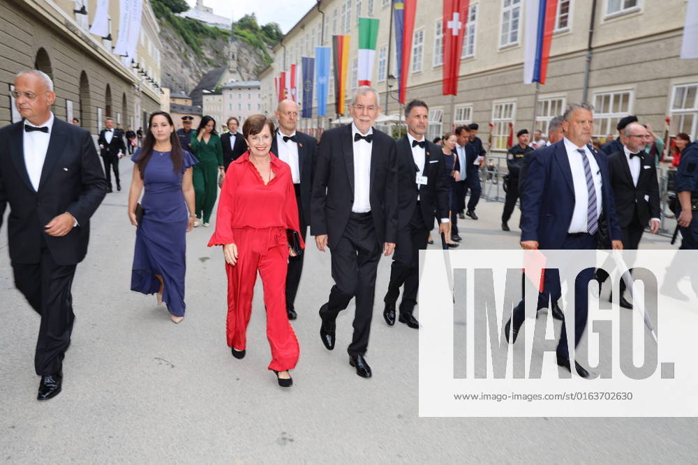 Premiere Duke Bluebeards Castle Salzburg Festival, 26 07 2022 Alexander van der BELLEN on foot on the way to the Felsenreitschule he did not let a few whistling demonstrators spoil his good mood