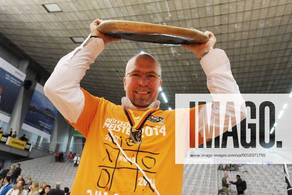 Trainer Mark Lebedew (Berlin RV) mit dem Objekt der Begierde. Recycling - BR Volleys, Volleyball, Maenner, 1.Bundesliga, 07.05.2014,