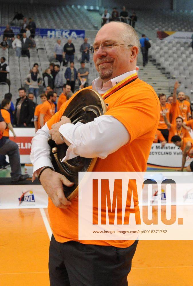 Trainer Mark Lebedew (Berlin RV) mit dem Objekt der Begierde. Recycling - BR Volleys, Volleyball, Maenner, 1.Bundesliga, 07.05.2014,