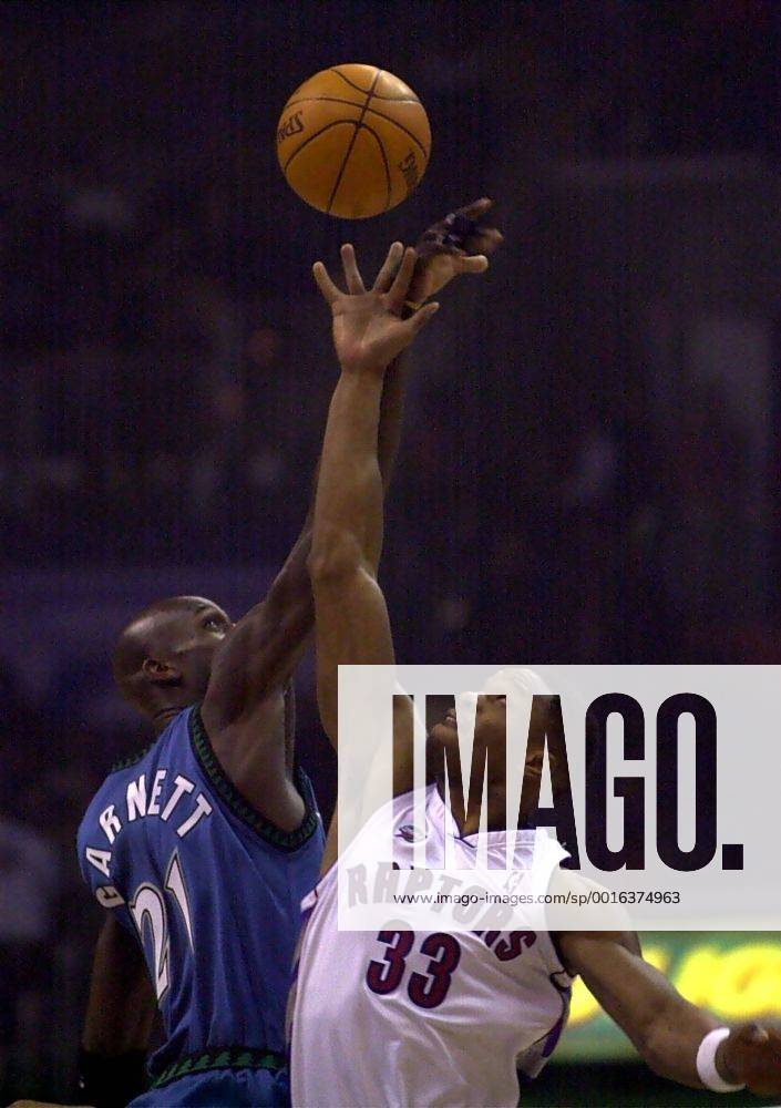 Feb. 11, 2001 - U.S. - KRT SPORTS STORY SLUGGED: ALLSTARS KRT PHOTOGRAPH BY JERRY LODRIGUSS PHILADELPHIA INQUIRER (February 11) WASHINGTON, D.C. - Minnesota Timberwolves Kevin Garnett, 21, goes against Toronto s Antonio Davis, 33, during the tipoff for the 2001 NBA Basketball Herren USA Allstar game Sunday night at the MCI Center in Washington. (PH) PL KD BL 2001 (Horiz) (smd) (Digital Image) News Archive - Feb. 11, 2001 - ZUMAm67
