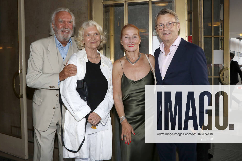 Achim Wolff, Rita Feldmeier, Birgit Wolff and Rene Heinersdorff at the premiere of the play Brauchen Sie ne Quittung at the Komödie am Kurfürstendamm in the Schiller Theater Berlin, 27 07 2022 Foto:xA.xFuturexImage