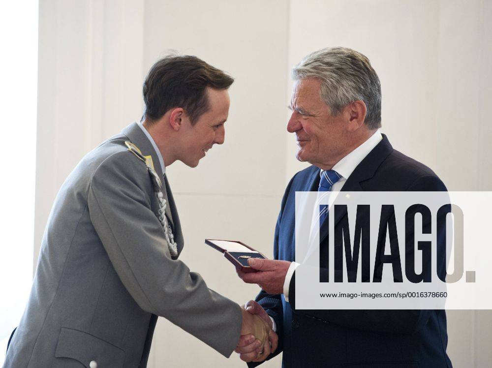 Bundespräsident Joachim GAUCK ehrt Eric FRENZEL (Geyer, Nordische Kombination), Sportlerauszeichnung - Verleihung des Silbernen Lorbeerblattes durch den Bundespräsidenten für die deutschen Medaillengewinner der Olympischen und Paraolympischen Winterspiele von Sotchi 2014 im Schloss Bellevue in Berlin, Deutschland am 08.05.2014.