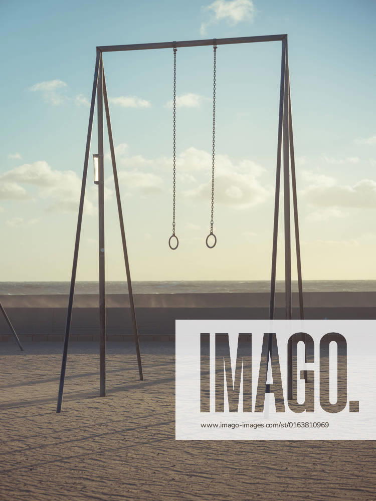 IMAGO Creative: Sommer Sport - Strand Pair of gymnastic rings hanging on bar against cloudy sunrise sky on sandy Venice Beach early in morning in Los Angeles, USA JafStock_VeniceBeach_00007.jpg