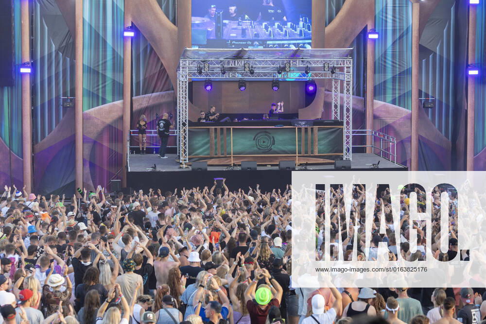First evening at the Open Beatz Festival in Herzogenaurach, 20 000 visitors are expected at Southern Germanys largest electronic beats festival The audience in front of the main stage Herzogenaurach Bavaria Germany