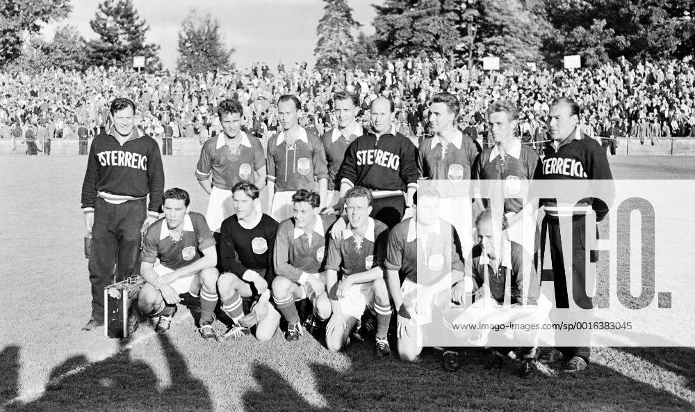 Österreich bei der WM 1954, Juni 1954. oben vl: Betreuer, Erich Probst, Robert Körner , Robert Dienst, Trainer Edy Frühwirt, Karl Koller, Gerhard Hanappi, Johann Pesser. unten vl; Ernst Ocwirk, Kurt Schmied, Walter Kollmann, Leopold Barschandt, Theodor Wagner, Ernst Stojaspal.