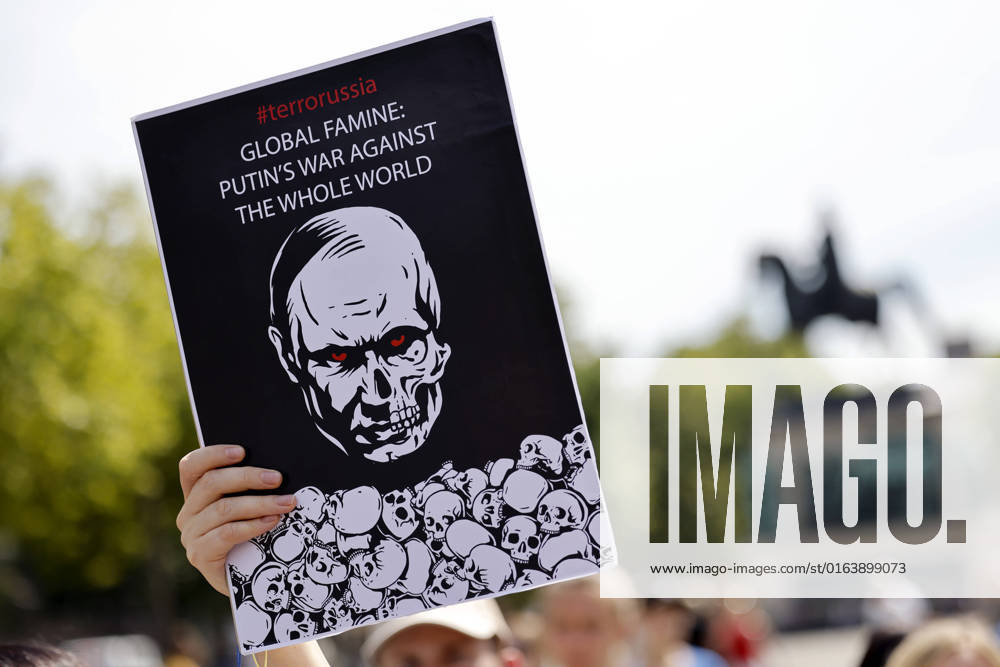 Poster with a skull grimace of Vladimir Putin The German Ukrainian association Blau Gelbes Kreuz e V held a rally on the Heumarkt to commemorate the children in Ukraine