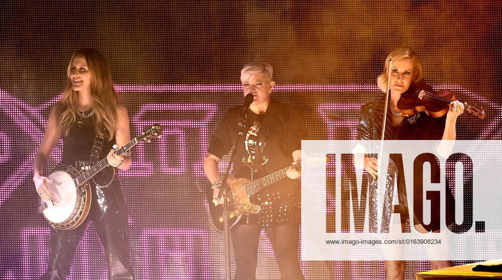 The Chicks - Emily Strayer, Natalie Maines and Martie Maguire perform at Shoreline Amphitheatre on July 30, 2022 in Mountain View, California. Mountain View USA - ZUMAs181 20220730_zea_s181_023