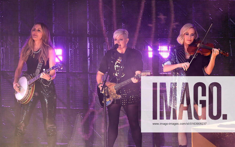 The Chicks - Emily Strayer, Natalie Maines and Martie Maguire perform at Shoreline Amphitheatre on July 30, 2022 in Mountain View, California. Mountain View USA - ZUMAs181 20220730_zea_s181_025