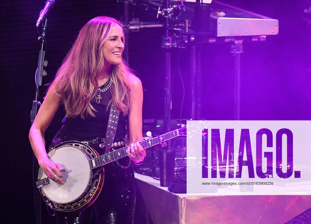 The Chicks - Emily Strayer performs at Shoreline Amphitheatre on July 30, 2022 in Mountain View, California. Mountain View USA - ZUMAs181 20220730_zea_s181_042