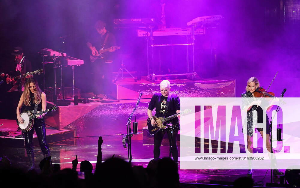 The Chicks - Emily Strayer, Natalie Maines and Martie Maguire perform at Shoreline Amphitheatre on July 30, 2022 in Mountain View, California. Mountain View USA - ZUMAs181 20220730_zea_s181_045
