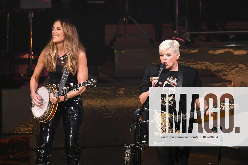 The Chicks - Emily Strayer, Natalie Maines perform at Shoreline Amphitheatre on July 30, 2022 in Mountain View, California. Mountain View USA - ZUMAs181 20220730_zea_s181_047