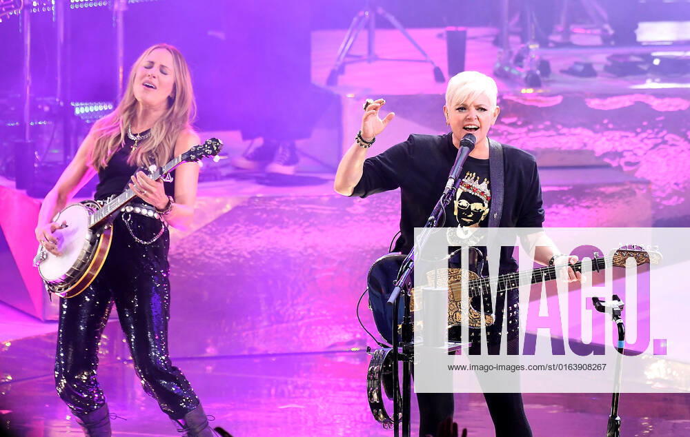 The Chicks - Emily Strayer, Natalie Maines perform at Shoreline Amphitheatre on July 30, 2022 in Mountain View, California. Mountain View USA - ZUMAs181 20220730_zea_s181_050