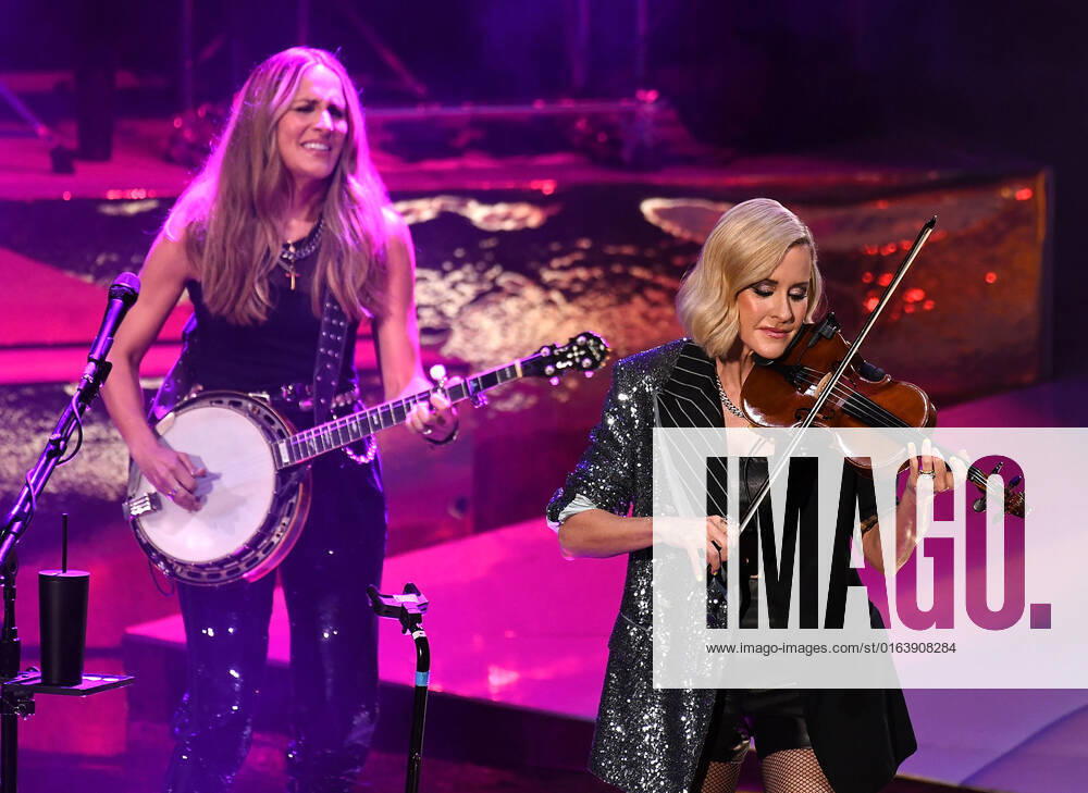 The Chicks - Emily Strayer and Martie Maguire perform at Shoreline Amphitheatre on July 30, 2022 in Mountain View, California. Mountain View USA - ZUMAs181 20220730_zea_s181_059