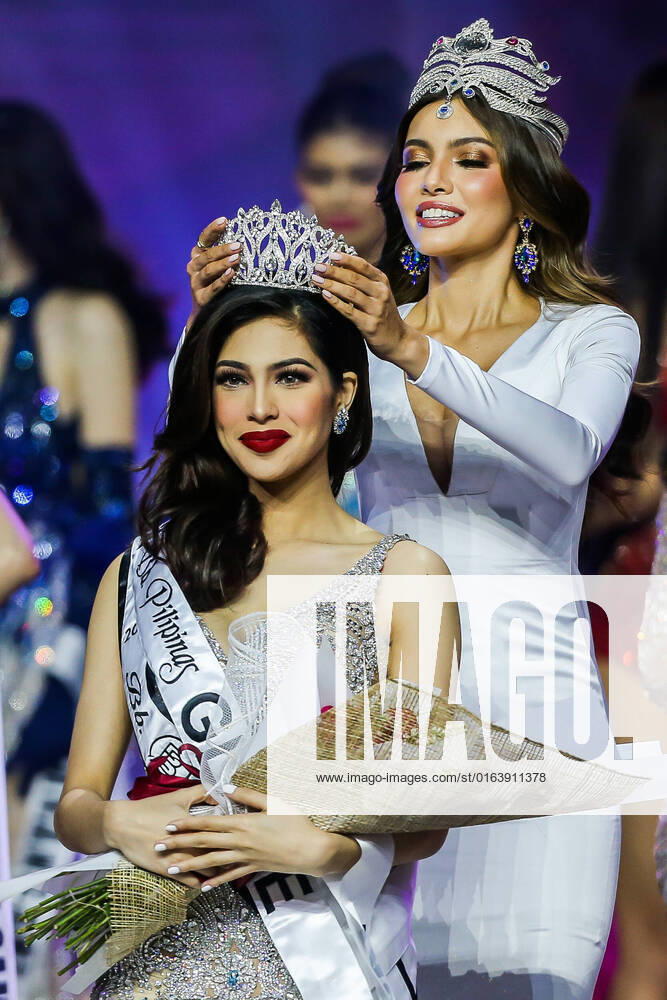 (220801) -- QUEZON CITY, Aug. 1, 2022 -- Newly-crowned Binibining Pilipinas (Miss Philippines) Globe Chelsea Fernandez (L) of the Binibining Pilipinas 2022 is seen on stage during the grand coronation night in Quezon City, the Philippines, July 31, 2022. A total of 40 contestants vied for the Binibining Pilipinas 2022 beauty pageant this year. ) PHILIPPINES-QUEZON CITY-BEAUTY CONTEST-GRAND CORONATION NIGHT RouellexUmali