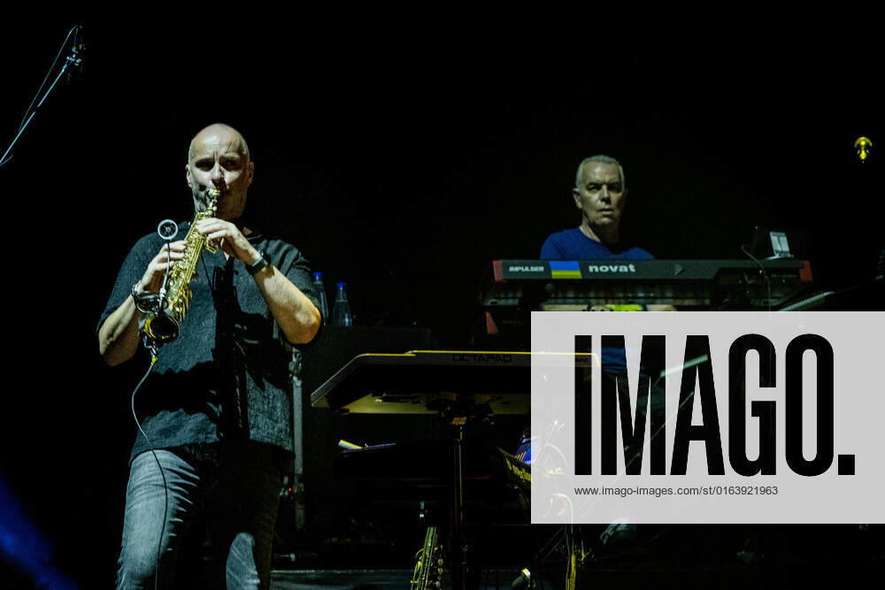 Concert of Steve Hackett, legendary guitarist of Genesis with Genesis revisited - Second out + More!Concert in Rome on 30.07.2022. Band: Steve Hackett - guitars, Roger King - keyboards Craig Blundell - drums, percussion and voice Rob Townsend - sax, flaute and percussion Jonas Reingold - bass and guitars Nad Sylvan - voice join the band Amanda Lehmann voice and guitars