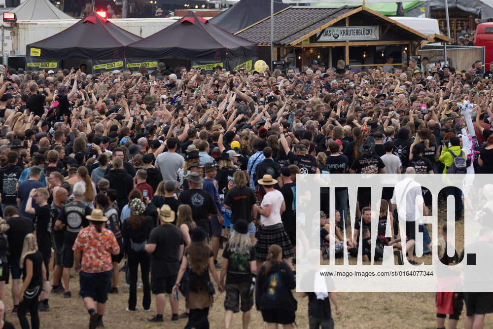 Thousands of Wacken fans pay homage to Mambo Kurt Although the festival actually begins on Wednesday, the camping areas around the Wacken infield were already opened on Monday for the first fans In the best weather, they meet again for the first time since 2019 For many