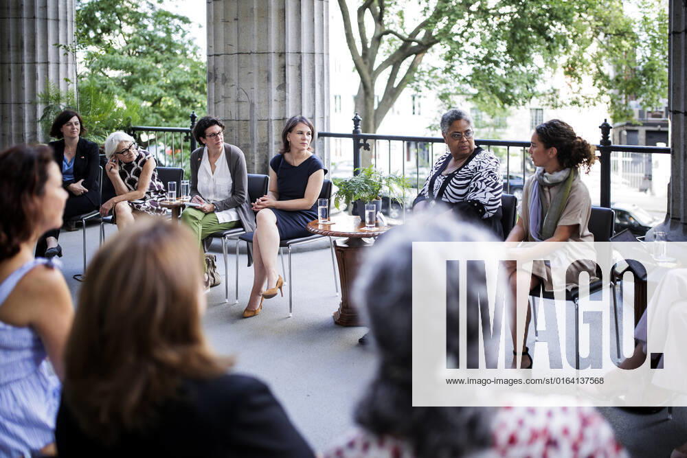 Annalena Baerbock, German Foreign Minister, meets graduates of the integration program for women Femmes relais interculturelles for talks Montreal, 03 08 2022 Montreal Canada