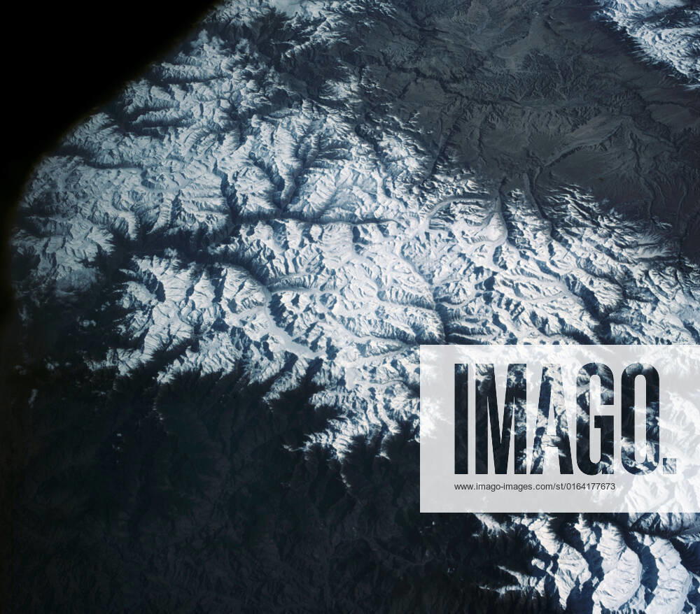 S63-06445 (15-16 May 1963) --- View of the Himalaya Mountain Range in the India-Nepal-Tibet border area, as photographed from the Mercury-Atlas 9 capsule by astronaut L. Gordon Cooper Jr., during his 22-orbit MA-9 spaceflight.