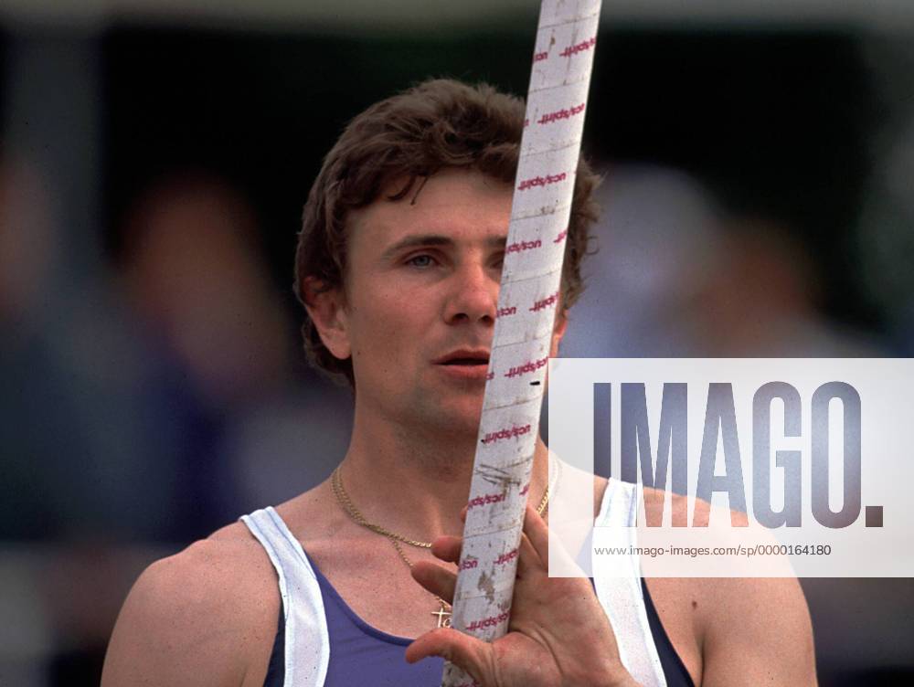 Sergej Bubka (Ukraine) konzentriert zum nächstem Sprung Leichtathletik Herren Sportfest 1991, Meeting, Leichtathletikmeeting, Stab, Stabhoch, Stabhochsprung, Stabhochspringen Einzelbild Stadion Rote Erde Dortmund Konzentration,