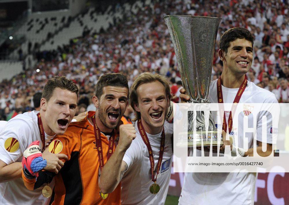FUSSBALL UEFA EUROPA LEAGUE SAISON 2013 2014 FINALE FC Sevilla - Benfica Lissabon 14.05.2014 JUBEL FC Sevilla; Kevin Gameiro, Torwart Javier Varas, Ivan Rakitic und Federico Fazio (v.li.) mit UEFA Pokal