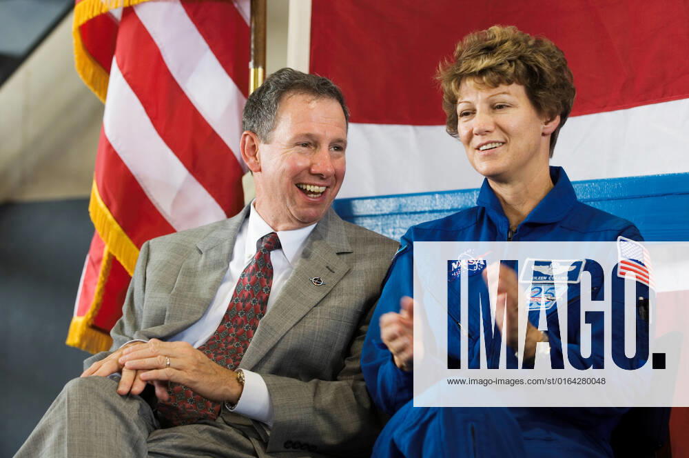 JSC2005-E-33335 (10 August 2005) --- NASA Administrator Michael Griffin and astronaut Eileen M. Collins, STS-114 commander, are pictured during the STS-114 crew return ceremonies at Ellington Field& 0146;s Hangar 276 near Johnson Space Center (JSC).