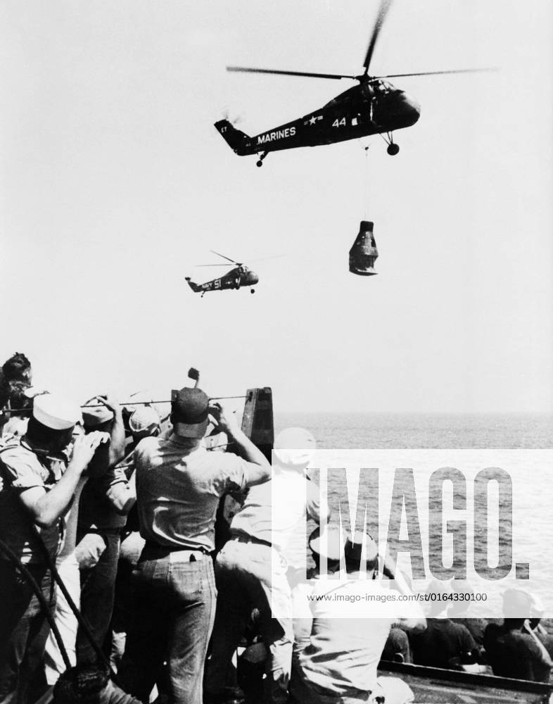 S61-02711 (5 May 1961) --- Crew members of the U.S. Navy Carrier Champlain cheer and take pictures of the arrival of the first Project Mercury pilot to fly a suborbital flight, astronaut Alan B. Shepard Jr. Two helicopters are approaching the ship, one carrying the astronaut and the other the Mercury-Redstone 3 (MR-3) capsule.
