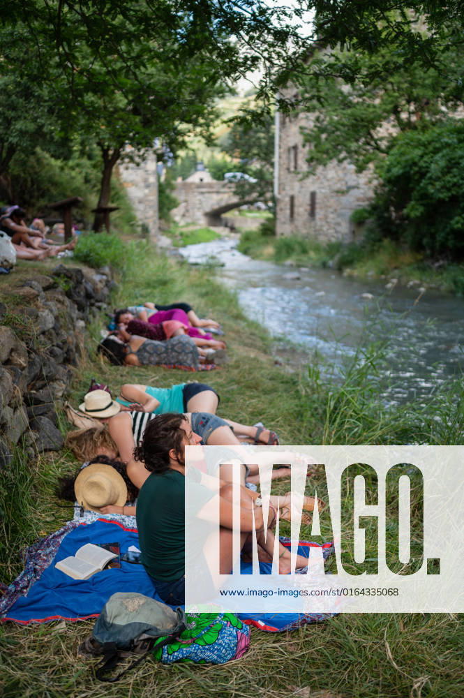 IMAGO Creative: Sommer, In den Bergen Group of people enjoy a nap during a summer day by Aguas Limpias River in Sallent de Gallego, Huesca, Spain Sallent de Gallego Huesca Spain