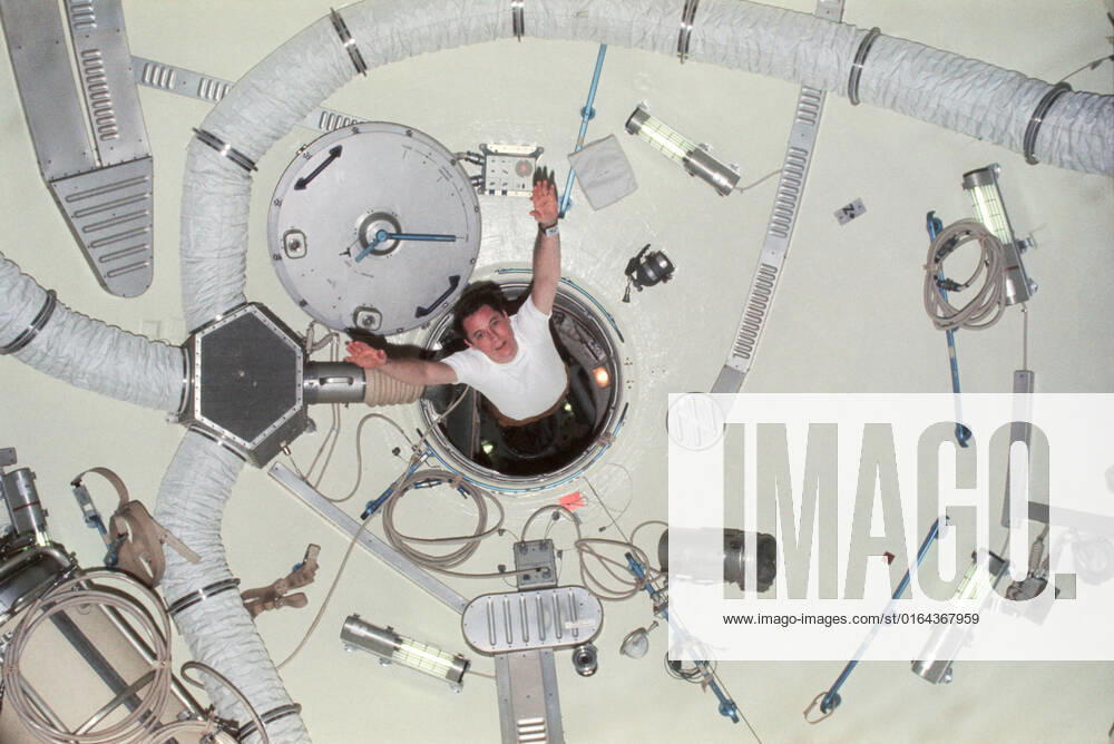 SL4-150-5074 (February 1974) --- Scientist-astronaut Edward G. Gibson, science pilot for the Skylab 4 mission, demonstrates the effects of zero-gravity as he sails through airlock module hatch.