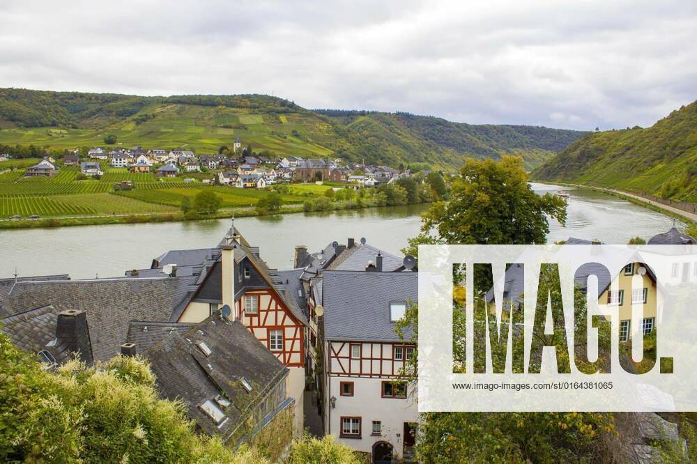 IMAGO Creative, Sommer, Weinfeste und Weinwanderungen Aerial view of the Moselle valley with vineyards and the villages Ellenz-Poltersdorf and Beilstein, Aerial view of the Moselle valley with vineyards, the river Moselle and the villages Ellenz-Poltersdorf and Beilstein, seen from castle Metternich in Beilstein, Rhineland-Palatinate, Germany., 22.03.2020 10:29:46,