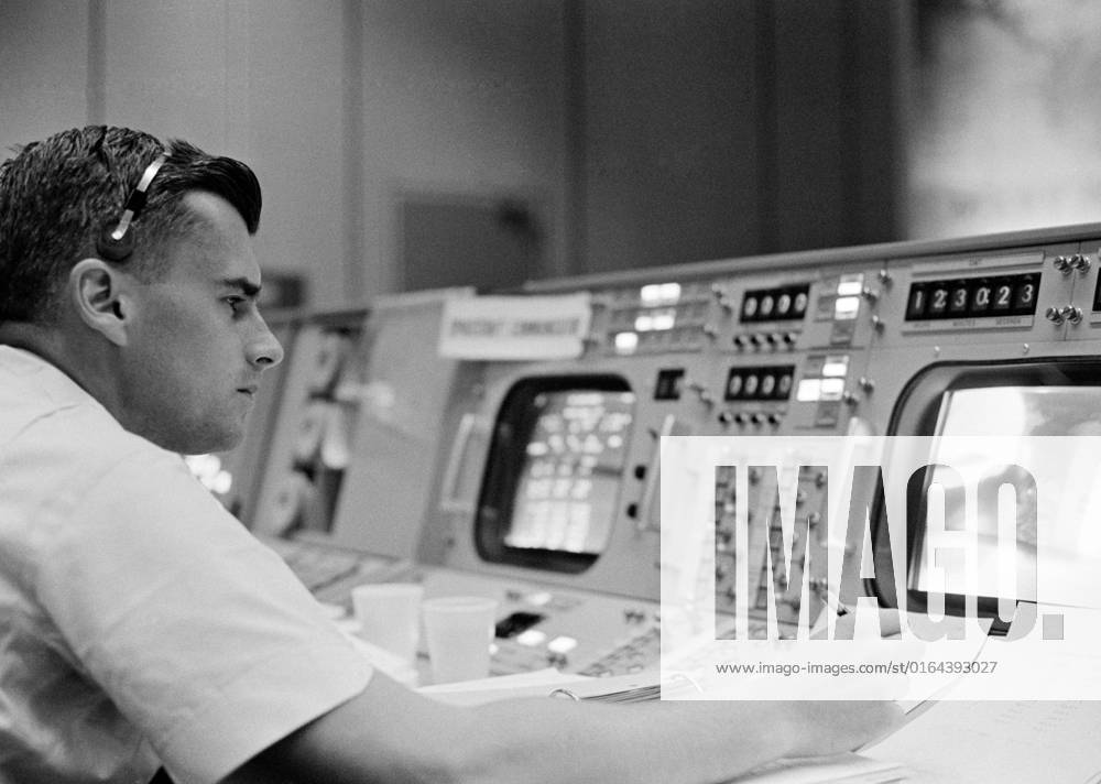 S65-18058 (23 March 1965) --- Astronaut Roger B. Chaffee is shown at console in the Mission Control Center, Houston, Texas during the Gemini-Titan 3 flight.