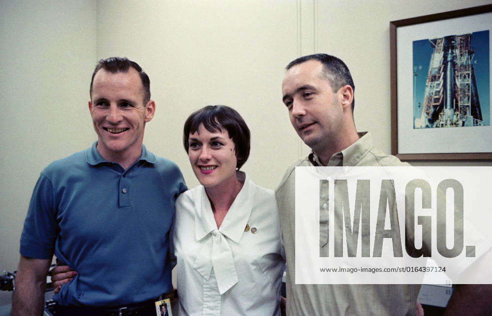 S65-29657 (June 1965) --- Gemini-4 prime crew, astronauts Edward H. White II (left), and James A. McDivitt are shown with Lt. Dolores (Dee) O Hare, US Air Force, Center Medical Office, Flight Medicine Branch, Manned Spacecraft Center (MSC). Lieutenant O Hare has served during several spaceflights as official medical nurse for the astronaut crew members on the missions.