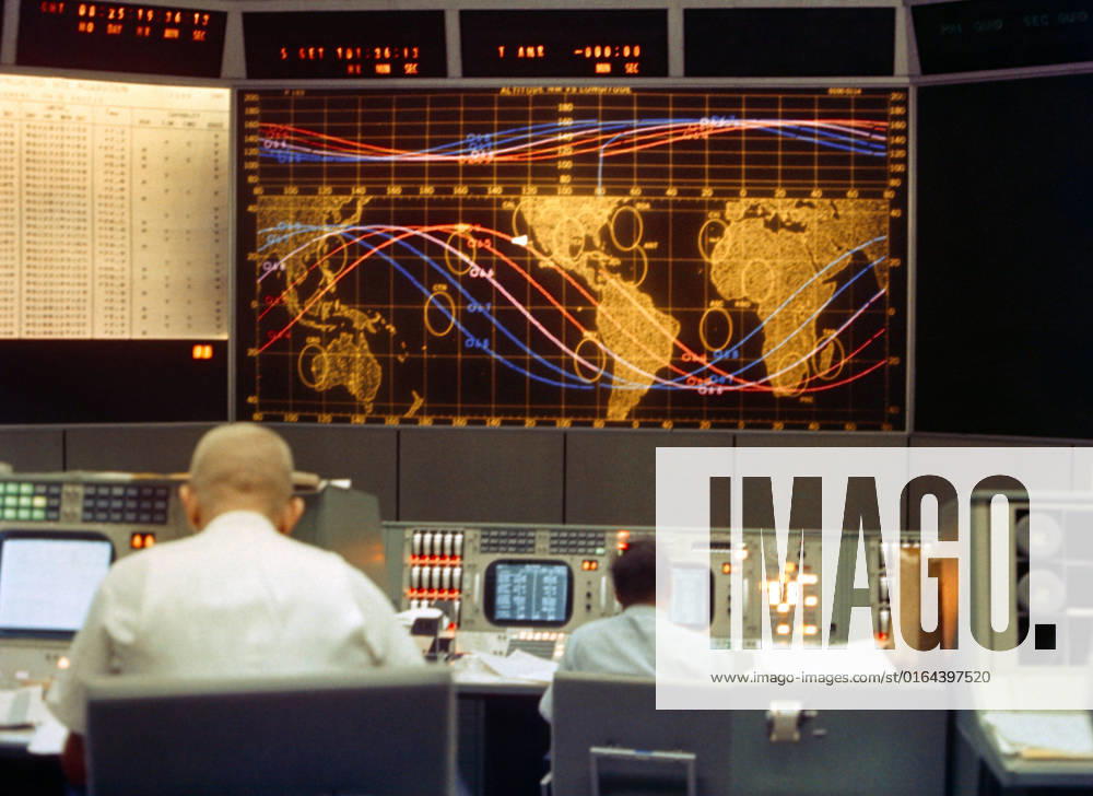 S65-45083 (21-29 Aug. 1965) --- View of the tracking screen at the front of the Mission Control Center during the Gemini-5 spaceflight.