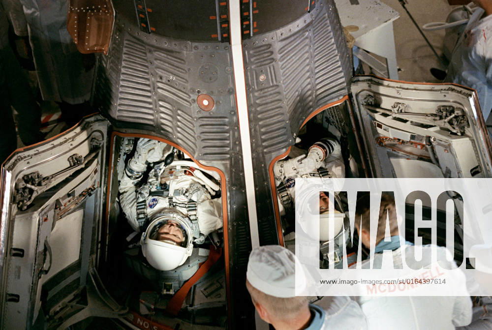 S65-28750 (21 Aug. 1965) --- Astronauts L. Gordon Cooper Jr. (left) and Charles Conrad Jr. are seen in the Gemini-5 spacecraft in the white room at Pad 19 just after insertion.