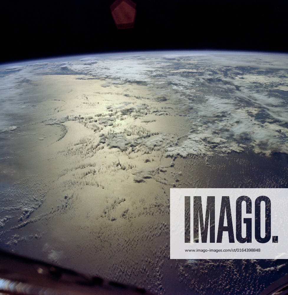 S65-63282 (16 Dec. 1965) --- Area of Indian Ocean, just east of the island of Madagascar, as seen from the Gemini-6 spacecraft during its 15th revolution of Earth. Land mass at top of picture is the Malagasy Republic (Madagascar).
