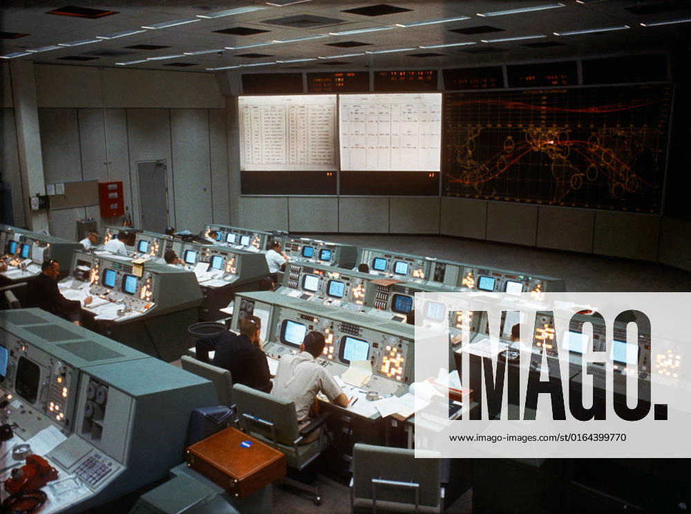 S65-60037 (7 Dec. 1965) --- An overall view of the Manned Spacecraft Center s Mission Control Center, during the National Aeronautics and Space Administration s Gemini-7 spaceflight.