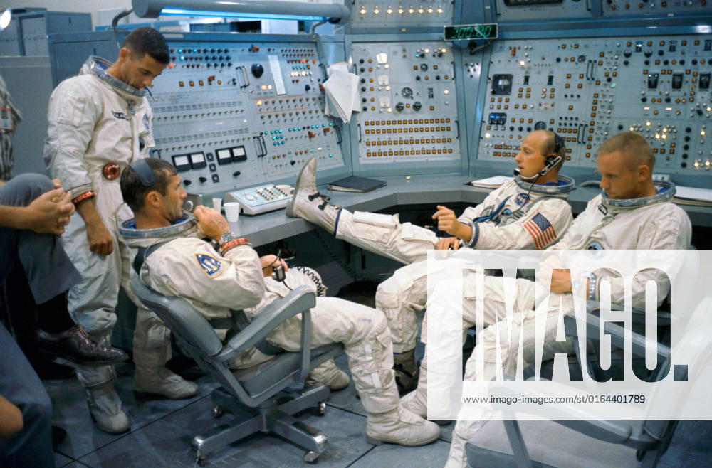 S66-50769 (8 Sept. 1966) --- Gemini-11 prime and backup crews are pictured at the Gemini Mission Simulator at Cape Kennedy, Florida. Left to right are astronauts William A. Anders, backup crew pilot; Richard F. Gordon Jr., prime crew pilot; Charles Conrad Jr. (foot on desk), prime crew command pilot; and Neil A. Armstrong, backup crew command pilot.