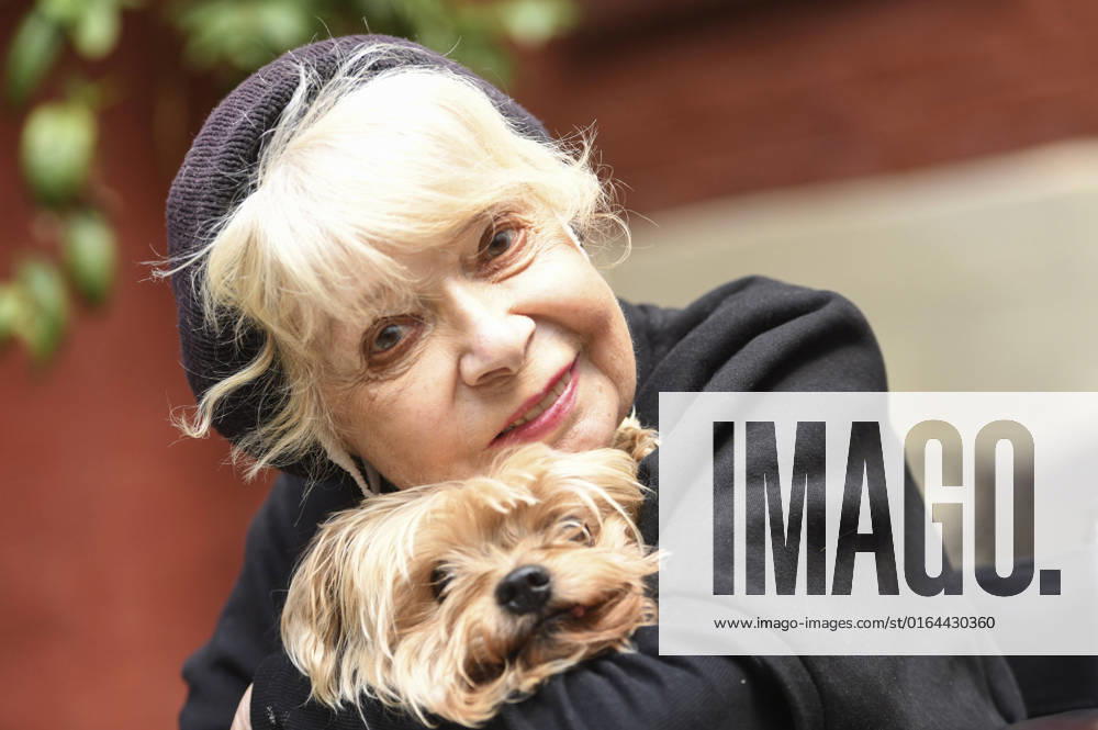 Ingrid Steeger with her dog Lumpi at the opening of the Marilyn Monroe special exhibition on the occasion of the 60th anniversary of Marilyn Monroes death at Kunstladen Hannover, 05 08 2022 Foto:xN.xHeuselx xFuturexImage