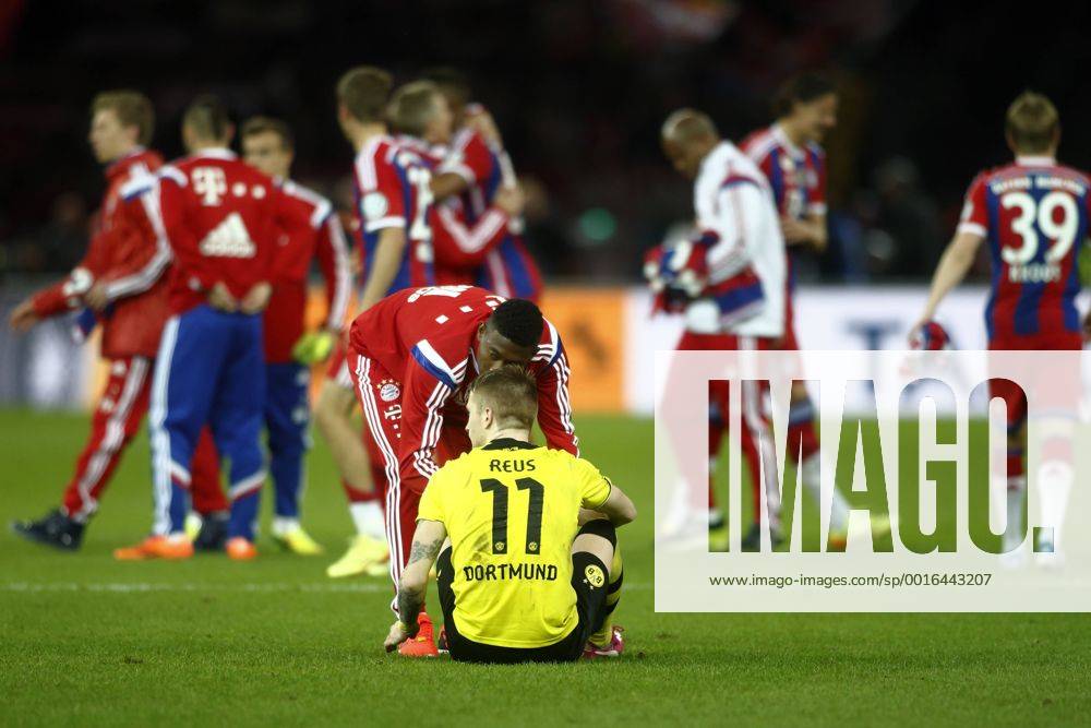 Fußball, DFB-Pokalfinale 2013 2014, Borussia Dortmund - FC Bayern München DFB-Pokalfinale 2014 Borussia Dortmund vs. FC Bayern München HIER der Sitzplatz von 11 Marco Reus ( Borussia Dortmund ist ein zwar wegen Erschöpfung notwendiger aber keineswegs ein angenehmer denn er muss den Siegern und ihrer Zufriedenheit zusehen aber immerhin versucht Jerome Boateng ihm gut zuzusprechen