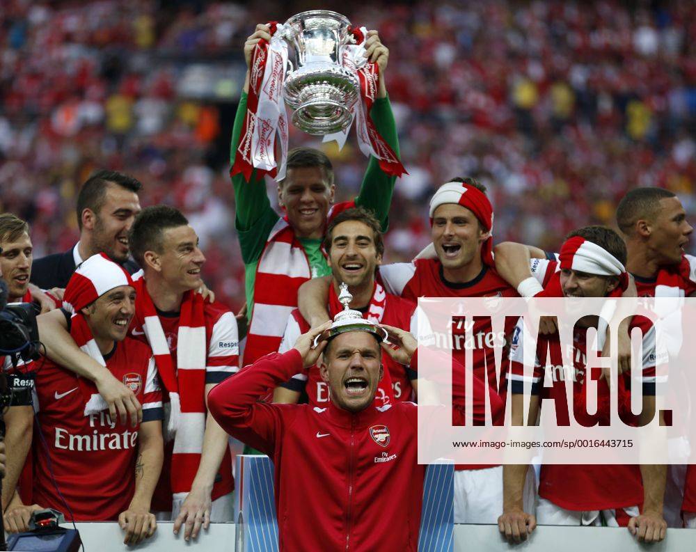 Lukas Podolski (Front) of Arsenal celebrates after FA Cup final between Arsenal FC and Hull City at Wembley Stadium in London, Britain, on May 17, 2014. (Xinhua Wang Lili) NOT FOR SALE FOR MARKETING OR ADVERTISING CAMPAIGNS. NO USE WITH UNAUTHORIZED AUDIO, VIDEO, DATA, FIXTURE LISTS, CLUBLEAGUE LOGOS OR LIVE SERVICES. NO USE IN BETTING, GAMES OR SINGLE CLUBLEAGUEPLAYER PUBLICATIONS. (SP)BRITAIN-LONDON-SOCCER-FA CUP-FINAL-ARSENAL VS HULL CITY