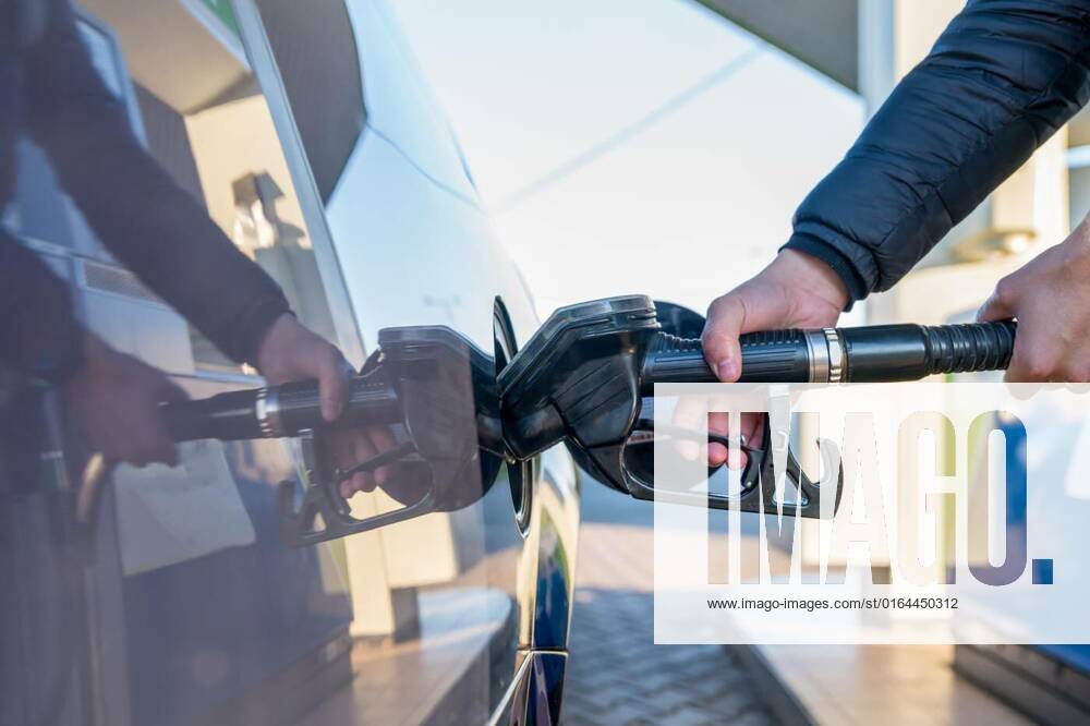 IMAGO Creative: Business, Inflation und Lieferketten refueling a passenger car tank at a gas station, refueling a passenger car tank at a gas station., refueling a passenger car tank at a gas station., 12.04.2020,