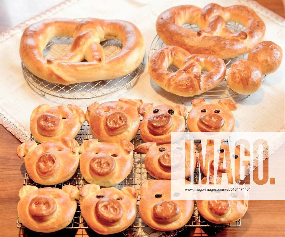 German Pretzels and cookies in the form of a pig s face as fortune cookies - lard cookies, German Pretzels and Christmas cookies in the form of a pig s face as fortune cookies - lard cookies, German Pretzels and Christmas cookies in the form of a pig s face as fortune cookies - lard cookies, 22.04.2020,