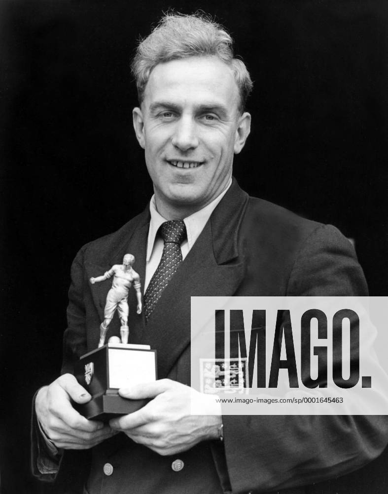 William Wright (Wolves) mit dem Pokal für den Fußballer des Jahres - Fußball Herren English First Division 1951 1952, 1. Englische Liga, Wolverhampton Wanderers, Vneg, Vsw Einzelbild