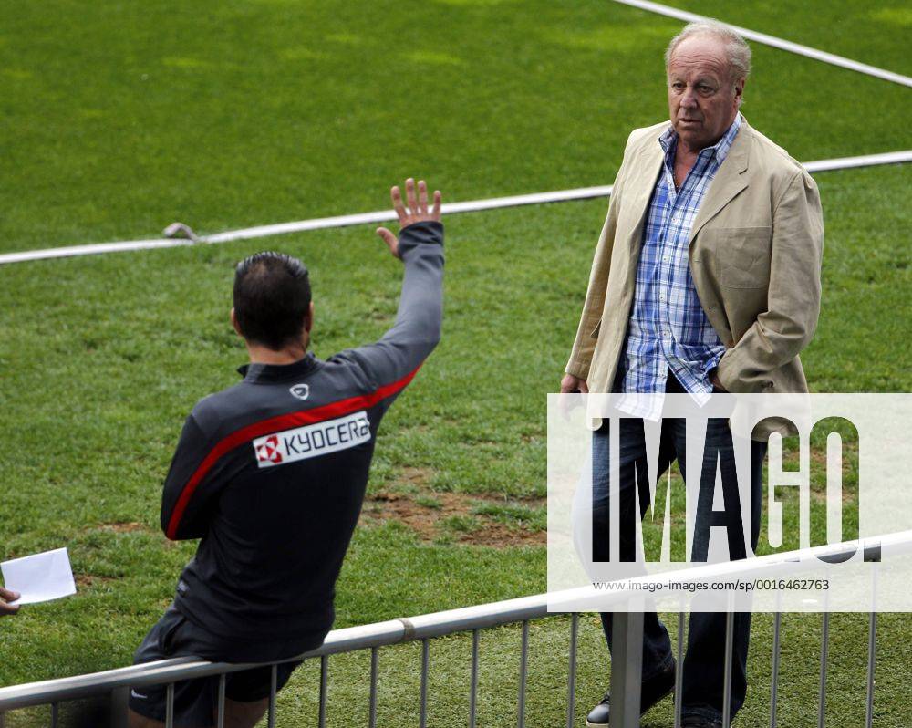 Atletico Madrid training session in Vicente Calderon stadium. In this picture, Diego Simeone and his father. CHEMAxREYx