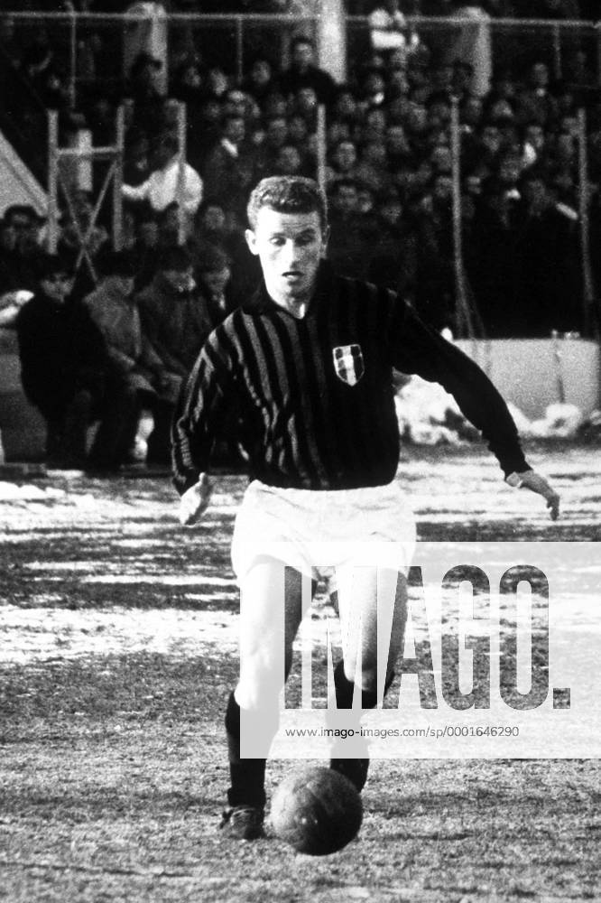 Giovanni Trapattoni (Milan) am Ball Fußball Herren Serie A 1962 1963, 1. Italienische Liga, AC Mailand, Vneg, Vsw Einzelbild Dynamik,
