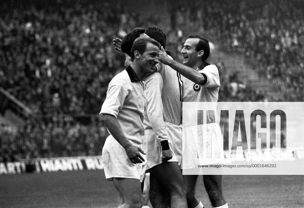 Giovanni Trapattoni (li.) und Giovanni Lodetti (re., beide Milan) - Torjubel Fußball Herren Serie A 1967 1968, 1. Italienische Liga, AC Mailand, Vneg, Vsw Gruppe Mailand Freude,
