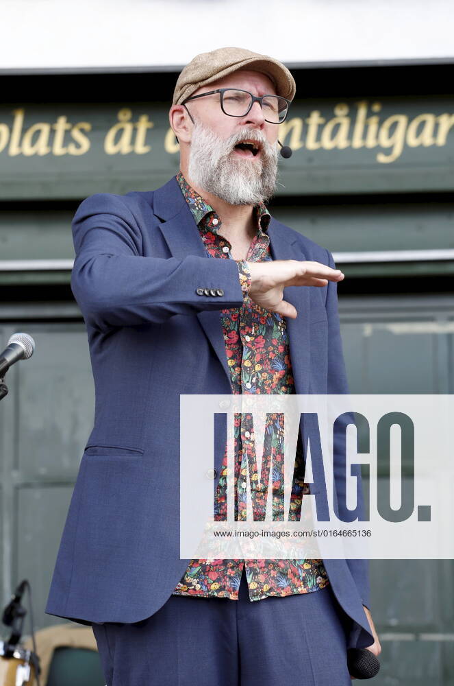 STOCKHOLM 20220807 Kalle Lind moderated the presentation of the Cornelis Prize to Douglas Dogge León during a ceremony at Mosebacketerrassen in Stockholm Stockholm Sweden